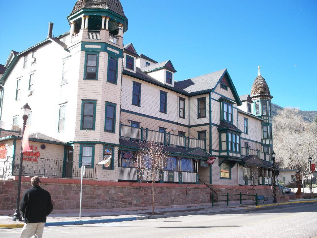 819 Manitou Ave - Photo 2 of 12