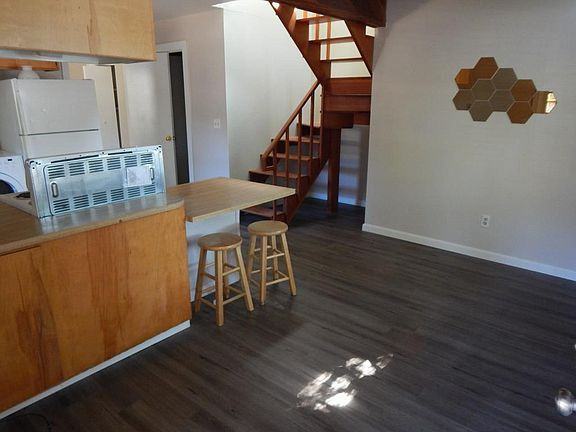 501 E St - Photo 3 of 11