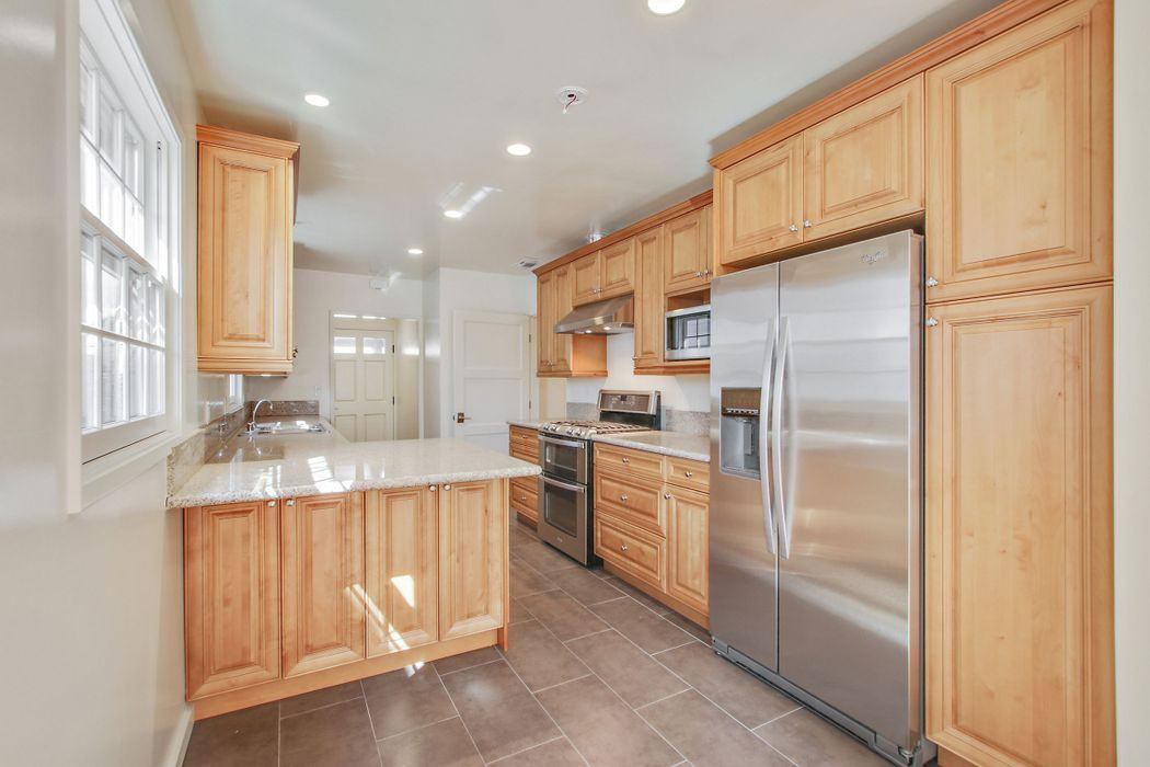 815 South Holt Avenue - Photo 3 of 13