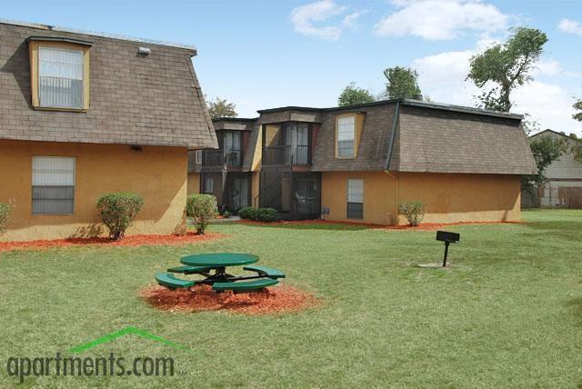 Villas At Pinecrest - Photo 3 of 13