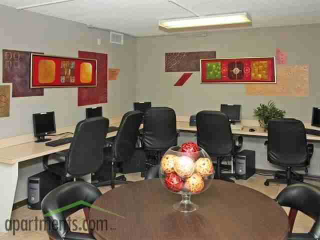 Pinnacle Lakes Apartments 18821 NE 3rd Ct, Miami Gardens, FL 33179