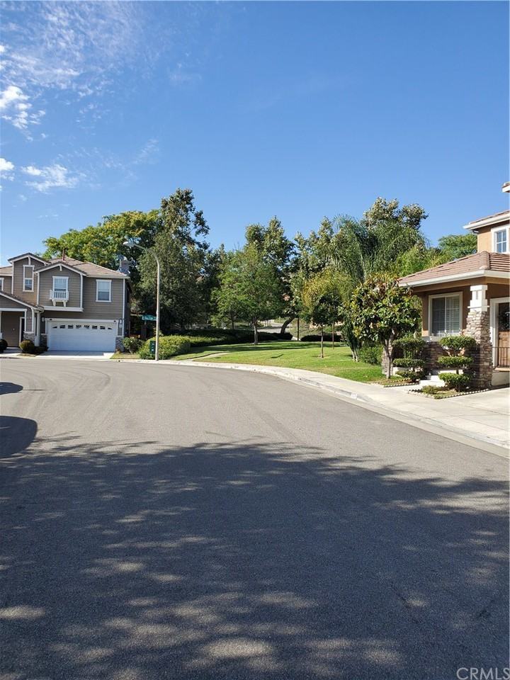 573 Robins Place - Photo 3 of 3