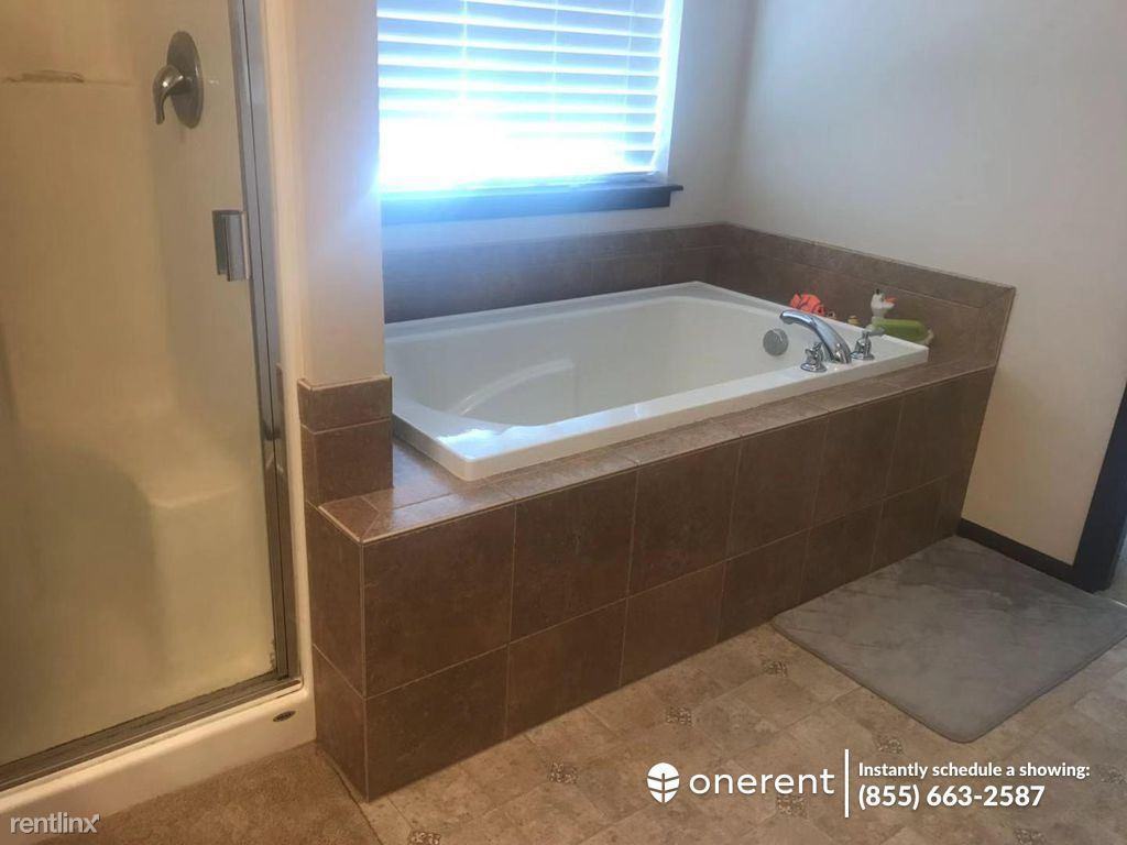 11940 Northeast 162nd Place - Photo 3 of 36