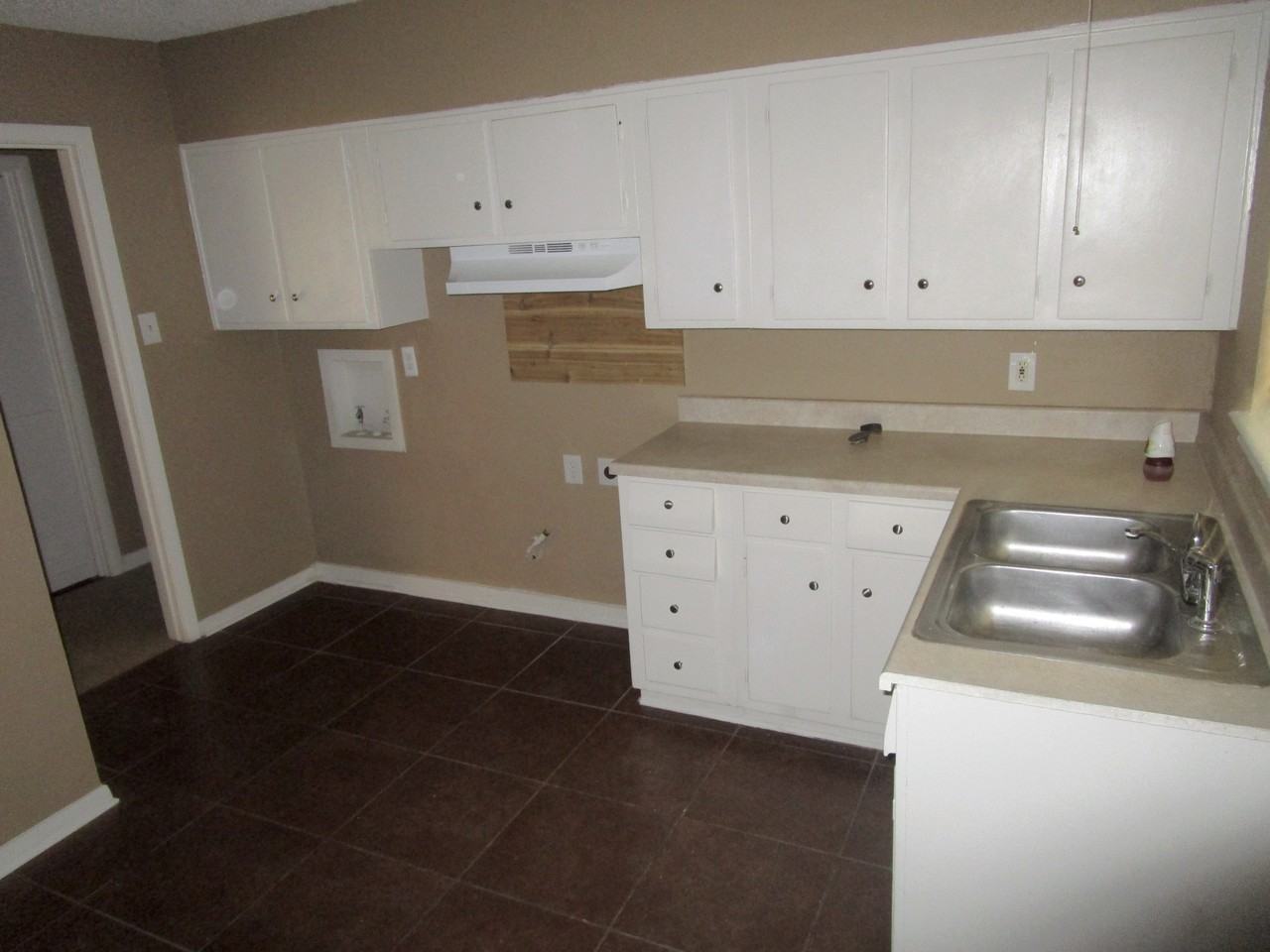 1718 Emerald St - Photo 3 of 11