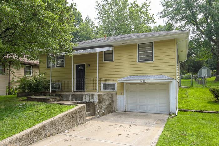 1233 Dickinson Rd - Photo 2 of 23