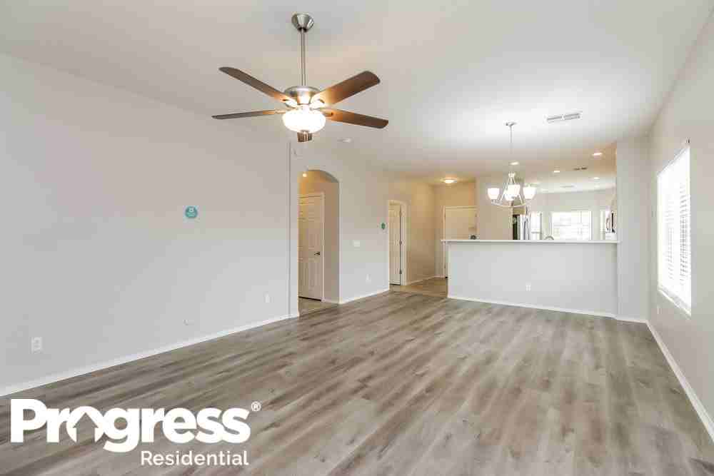 10109 W Chipman Rd - Photo 3 of 16