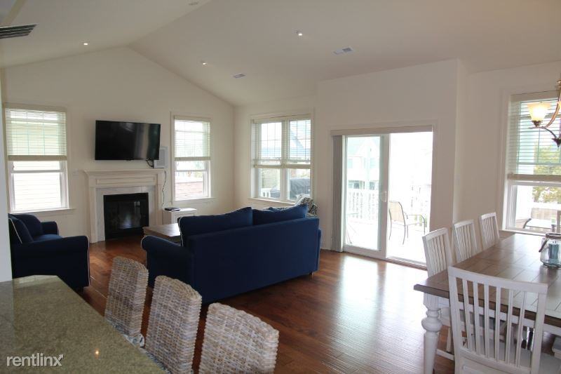 1207 Central - Photo 2 of 9