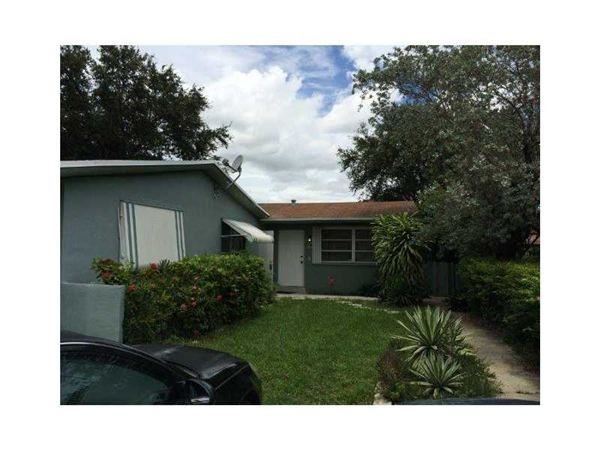 1037 SW 3rd St - Photo 3 of 8