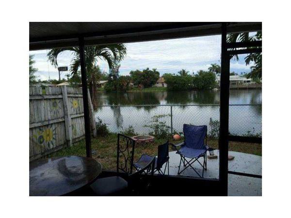 1037 SW 3rd St - Photo 2 of 8