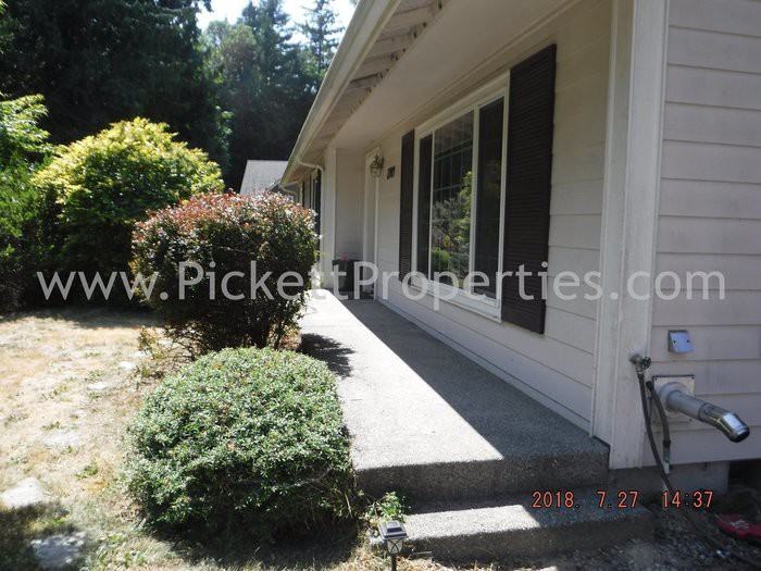 2709 Northeast Strand Road - Photo 3 of 9