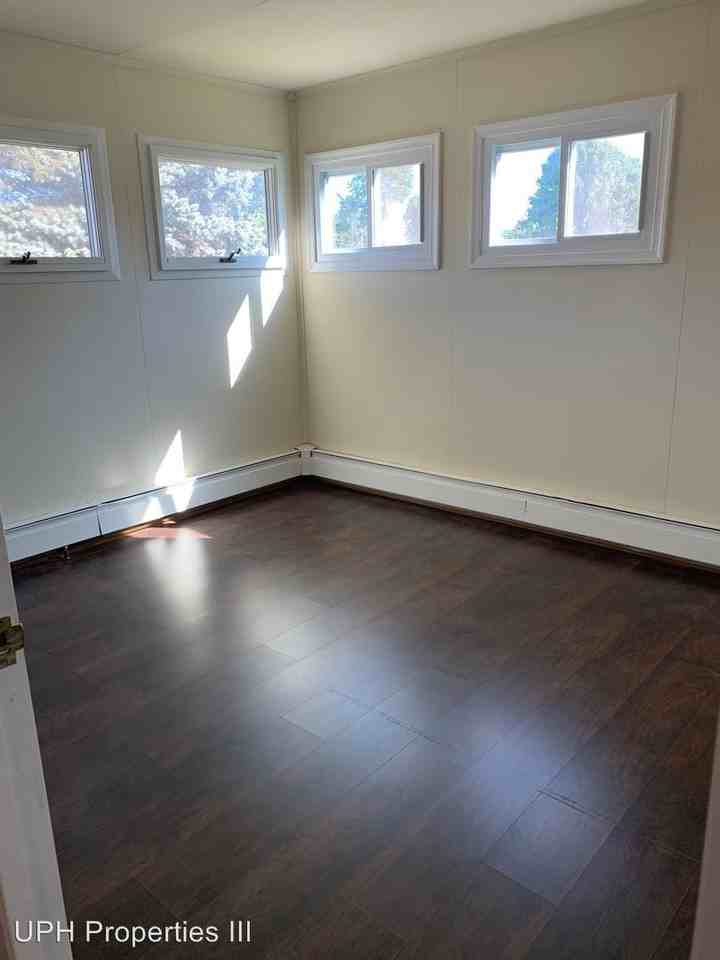 272 Yorkshire Rd - Photo 2 of 5