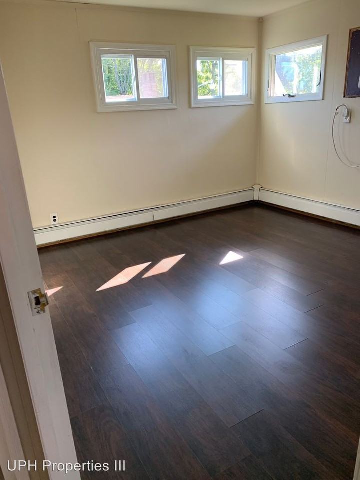 272 Yorkshire Rd - Photo 3 of 5