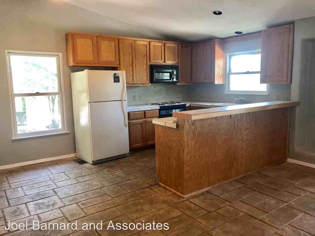 1004 W Bluebonnet Dr. - Photo 3 of 10