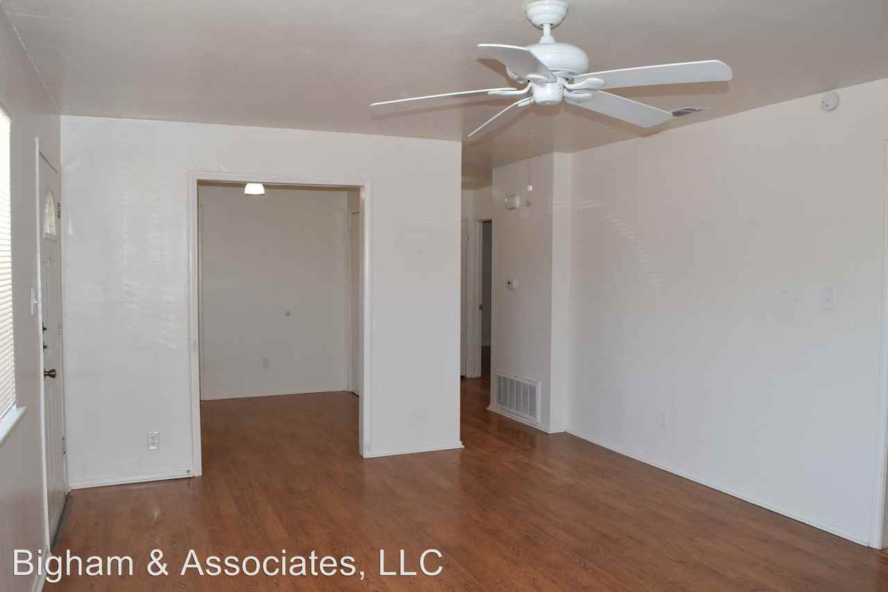 1203 Meadows Dr - Photo 3 of 26