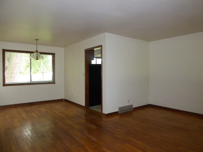 1907 East Springhill Drive - Photo 2 of 9