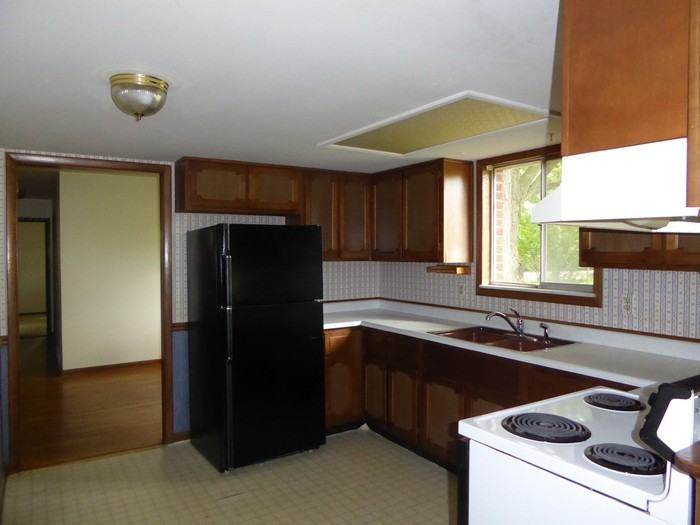 1907 East Springhill Drive - Photo 3 of 9