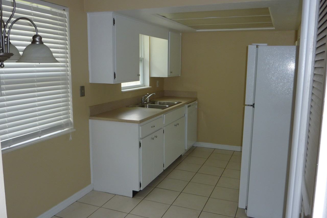 2118 Maureen Dr - Photo 3 of 11