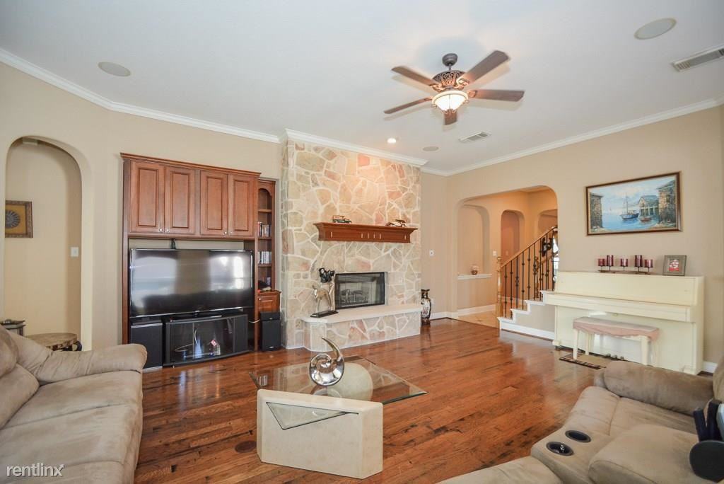 7910 Emerald Haven Dr - Photo 3 of 10