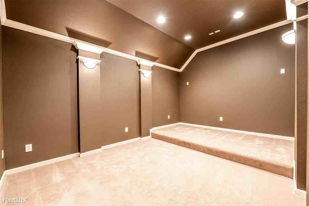 2602 Sugarbush Ln - Photo 2 of 9