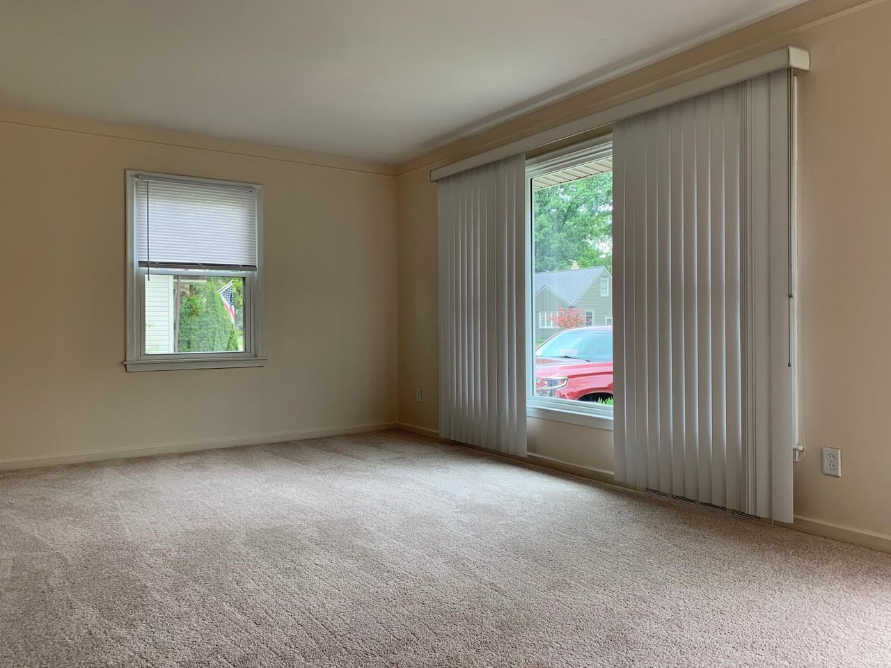 32469 Rosslyn Ave - Photo 3 of 14