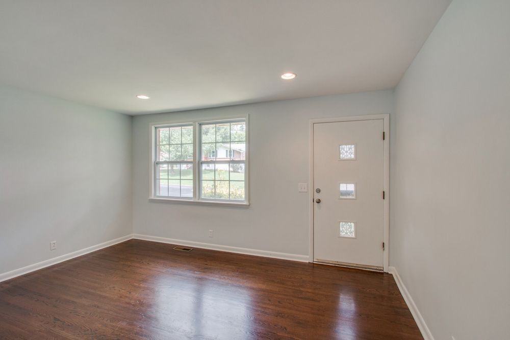 558 Roosevelt Ave - Photo 3 of 26