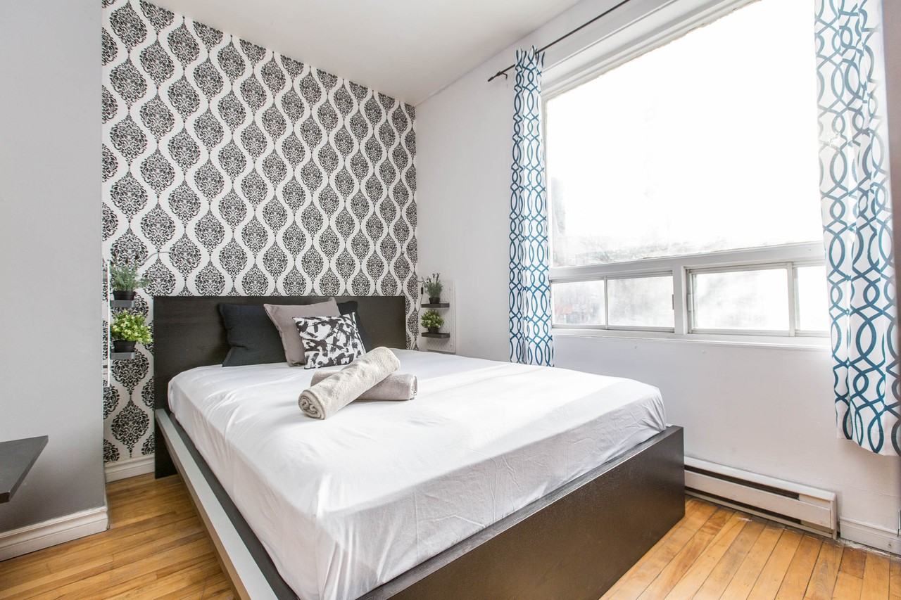 4601 Avenue du Parc #1 - Photo 2 of 9