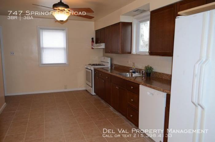 747 W Springfield Rd - Photo 3 of 12