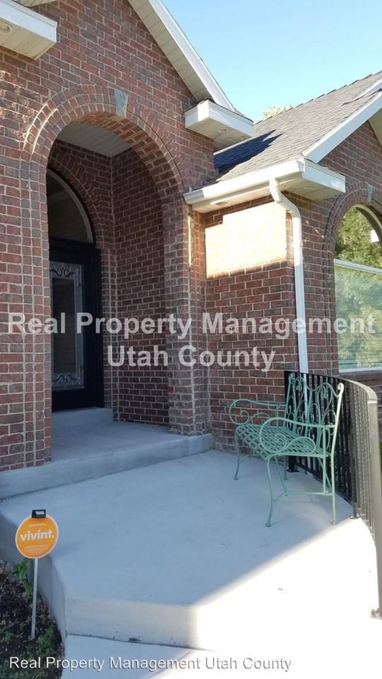 1302 E Cambridge Court - Photo 2 of 44