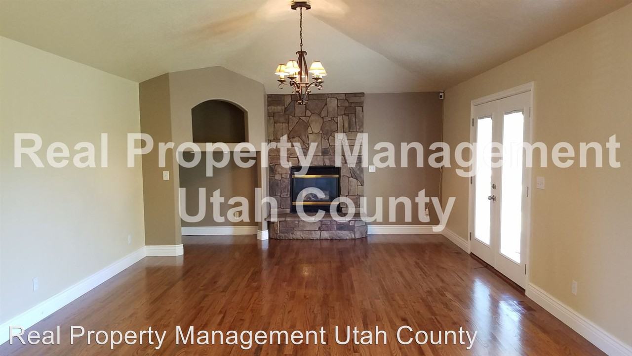 1302 E Cambridge Court - Photo 3 of 44