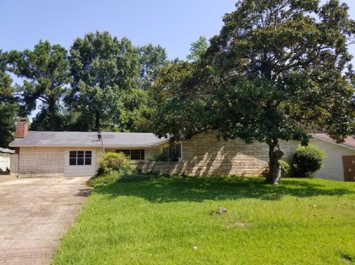 1124 Plantation Boulevard - Photo 2 of 8