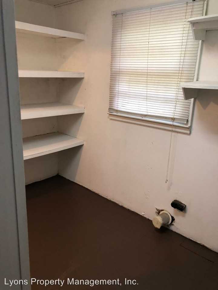 407 Berrian - Photo 3 of 18