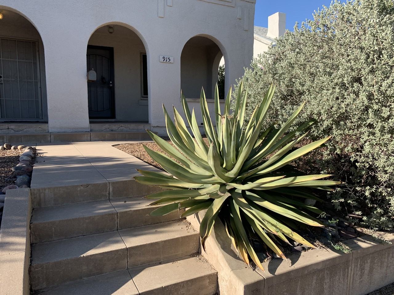 915 E 7th St - Photo 2 of 23