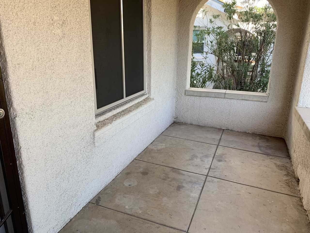 915 E 7th St - Photo 3 of 23