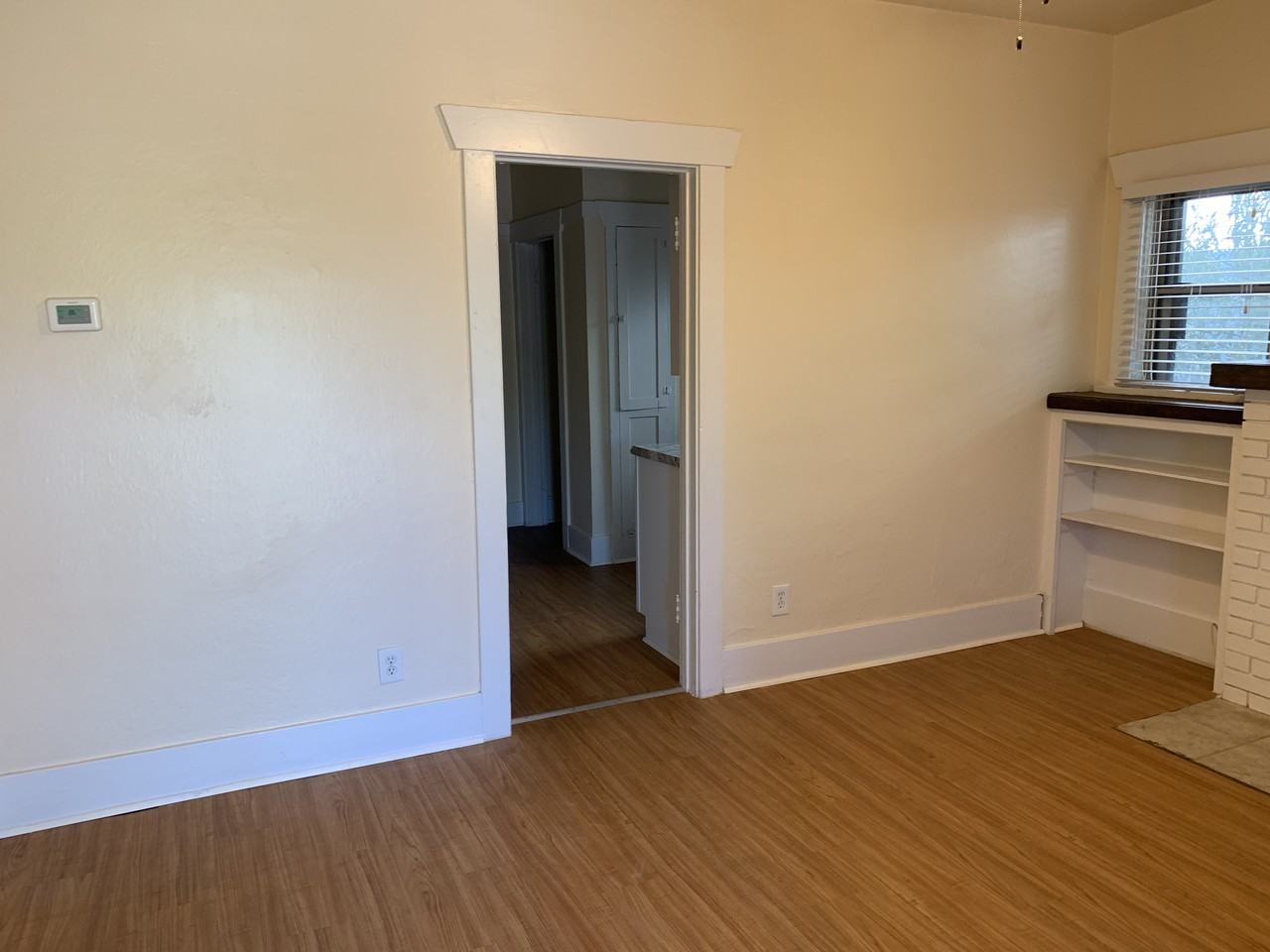 915 E 7th St - Photo 5 of 23