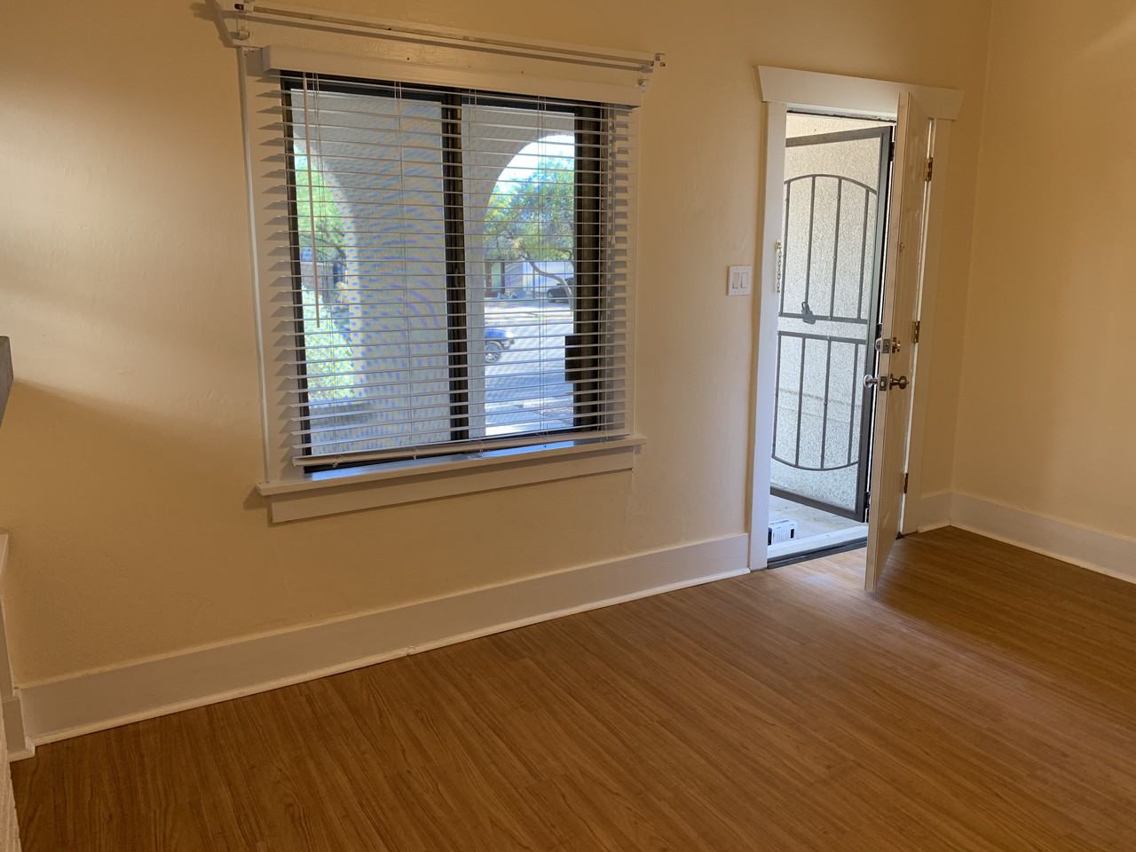 915 E 7th St - Photo 6 of 23