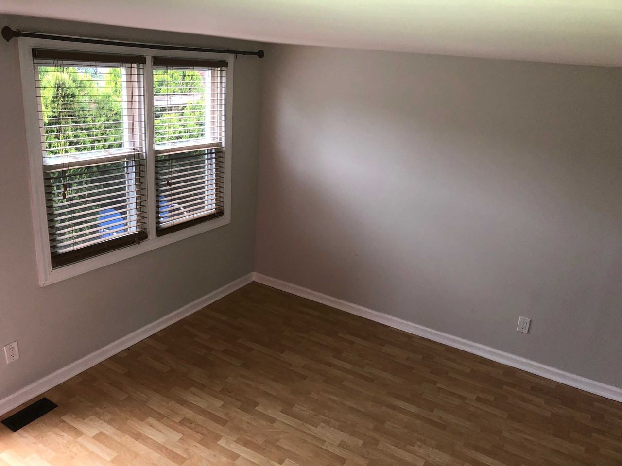 1074 N Academy Ave - Photo 3 of 10