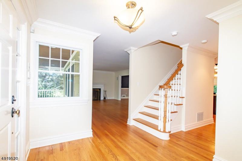 519 Lawrence Ave - Photo 3 of 22