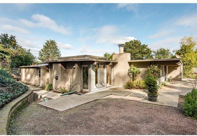 40 Roxbury Ln - Photo 2 of 19