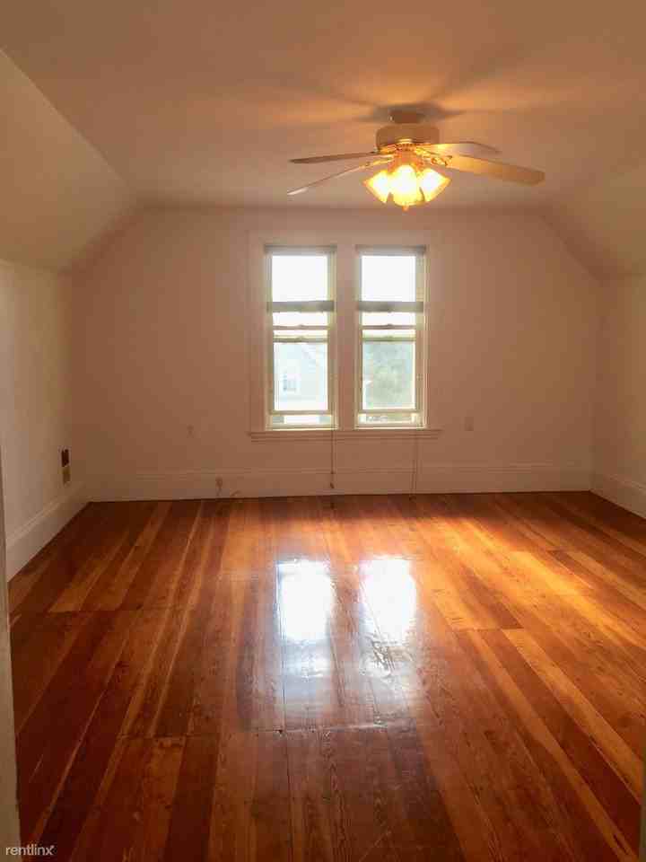 32 Williams Ave #4 - Photo 3 of 10