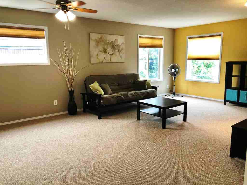 FANTASTIC 1 BEDROOM, 1.5 BATH W/ UNDERGROUND PARKING IN OLIVER - Photo 2 of 11