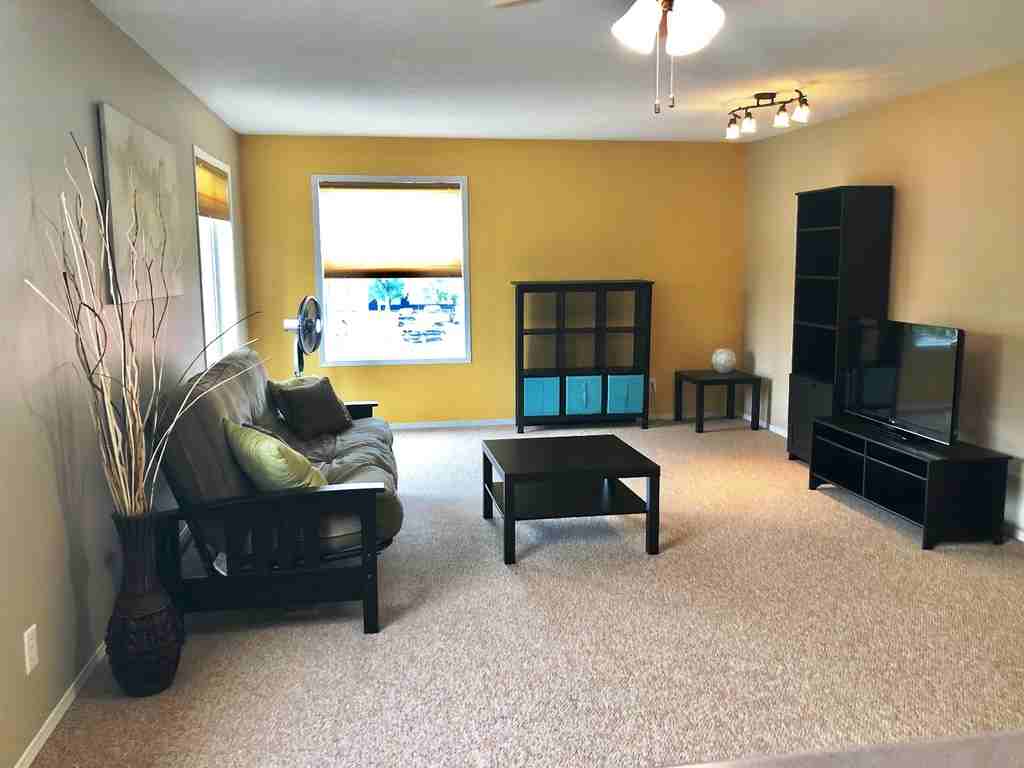 FANTASTIC 1 BEDROOM, 1.5 BATH W/ UNDERGROUND PARKING IN OLIVER - Photo 3 of 11