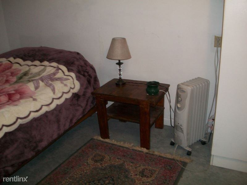 1613 W 34th Street So. Room1 - Photo 2 of 10