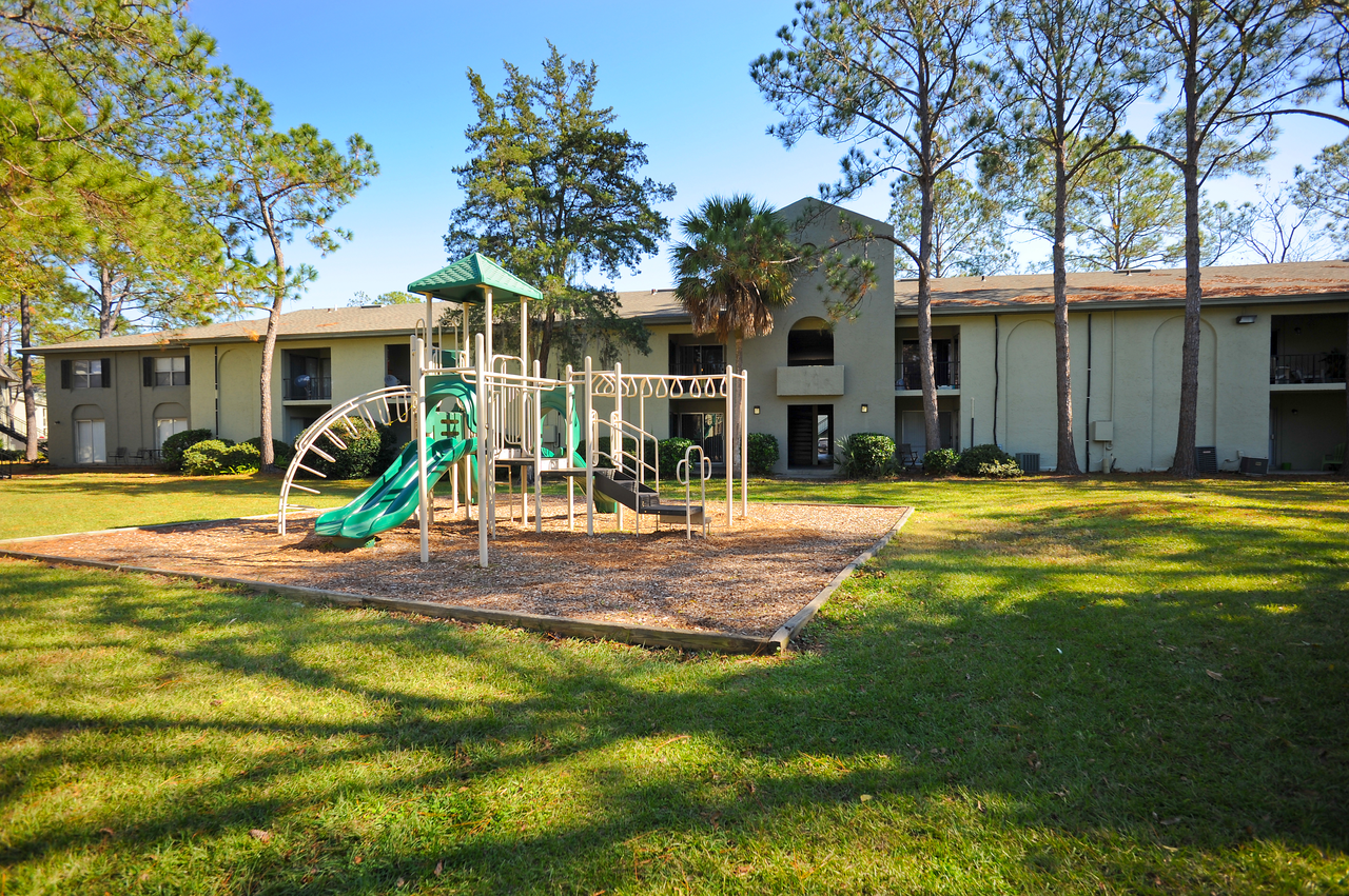 Oasis Club Apartments - Photo 2 of 5