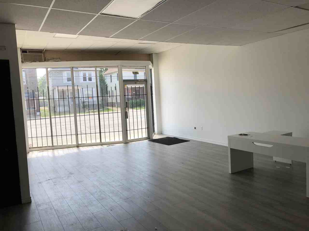 1610 University St West - Photo 3 of 8
