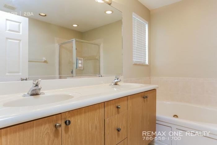 4429 Nw 41st Pl - Photo 3 of 8
