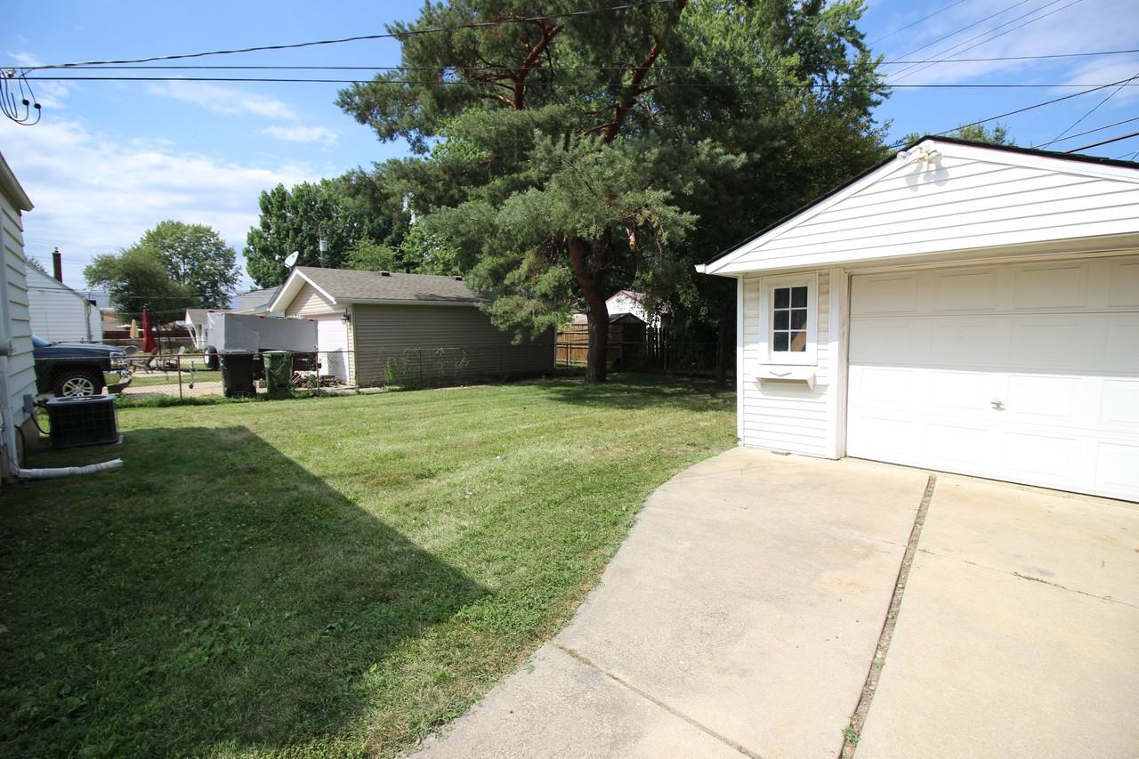 15878 Meyer Ave - Photo 3 of 16