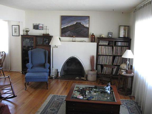 1005 Richmond Dr Ne - Photo 2 of 7