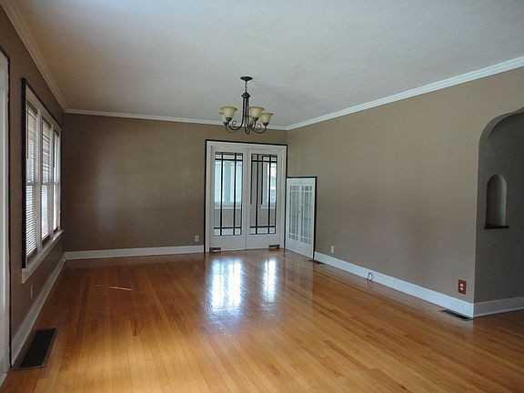 408 E 1st St - Photo 3 of 13