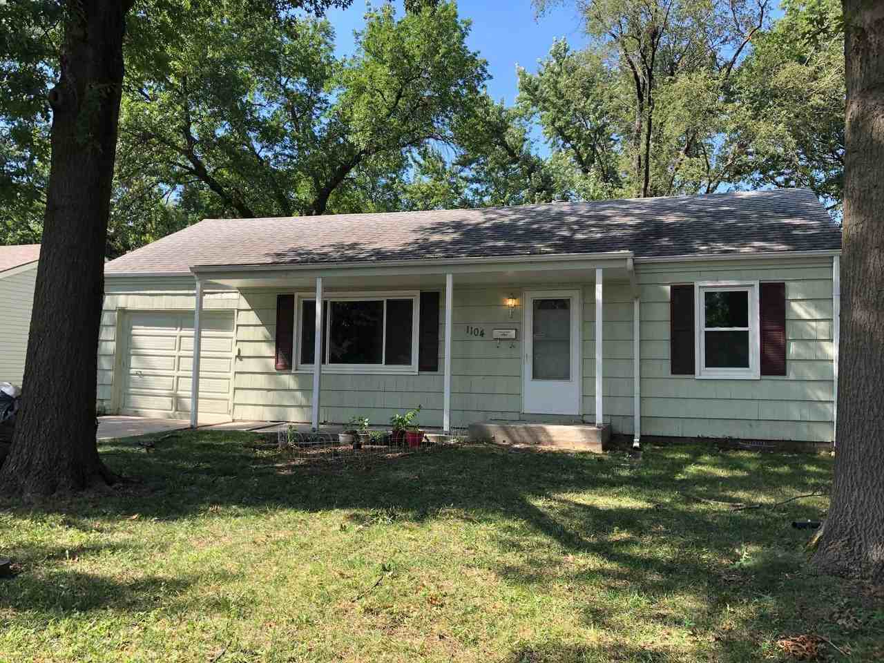 1104 E Cedar St - Photo 2 of 7