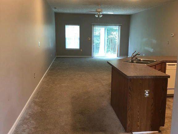 8912 Executive Club Dr - Photo 3 of 15